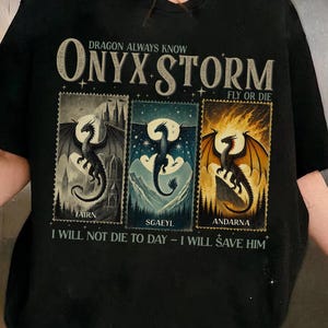 K&ouml;nnte beinhalten: Schwarzes T-Shirt mit einem Design mit drei Drachenillustrationen im Poststempelstil. Der Text lautet "DRAGON ALWAYS KNOW ONYX STORM FLY OR DIE" und "I WILL NOT DIE TO DAY - I WILL SAVE HIM".