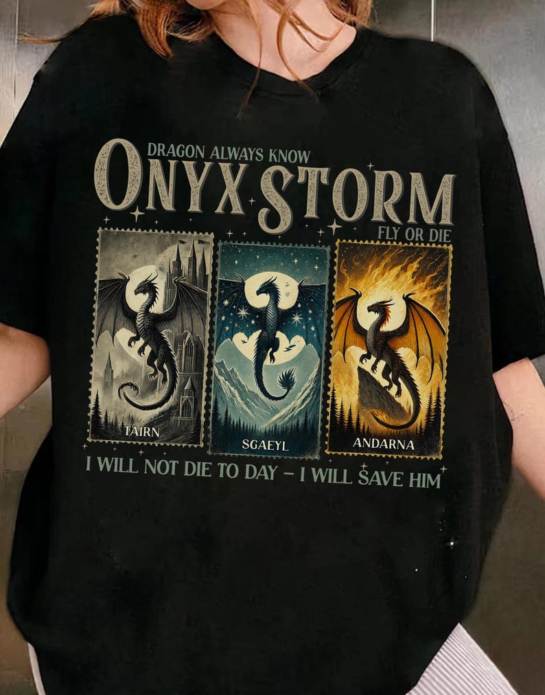 K&ouml;nnte beinhalten: Schwarzes T-Shirt mit einem Design mit drei Drachenillustrationen im Poststempelstil. Der Text lautet "DRAGON ALWAYS KNOW ONYX STORM FLY OR DIE" und "I WILL NOT DIE TO DAY - I WILL SAVE HIM".