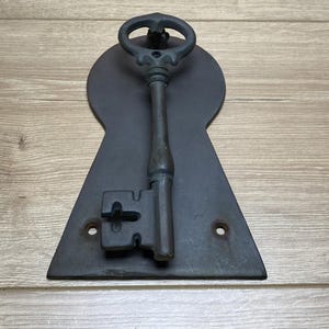Vintage Solid Brass Skeleton Key Door Knocker Ornate Keyhole Backplate 7 Inch