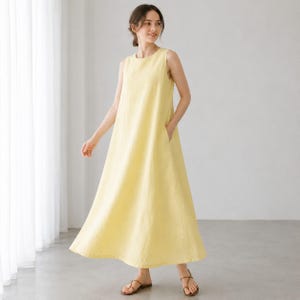 ポケット付きイエローリネンマキシドレス、ノースリーブAラインサマードレス、ゆったりミニマルなサマードレス、淡いレモン色のビーチリゾートウェア（女性用）