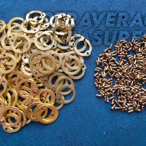 Puede incluir: Una taza de cerámica blanca con asa negra y el texto "But First, Coffee" en negrita negra. La taza probablemente tiene un tamaño de 310-425 ml, perfecta para una bebida matutina.