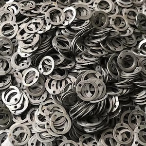 Puede incluir: Juego de tres tazas de cerámica con acabado mate moteado. Las tazas son de color crema, gris claro y gris oscuro. Cada taza tiene un diseño simple y minimalista, ideal para café o té.