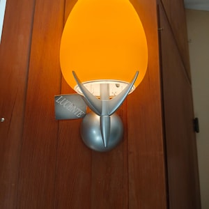 Op de afbeelding: Een rustiek houten bord met de tekst "Welcome to our home" in een handgeschreven stijl. Het bord heeft een verweerde afwerking en een eenvoudig, uitnodigend ontwerp, perfect voor een veranda of entree.