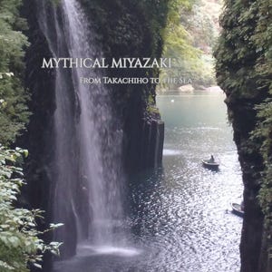 以下が含まれることがあります： 「MYTHICAL MIYAZAKI」と「FROM TAKACHIHO TO THE SEA」の文字が重ねられた、滝が水面に流れ込む風景写真。水面にはボートが浮かび、滝の両側には緑豊かな植物が生い茂っています。