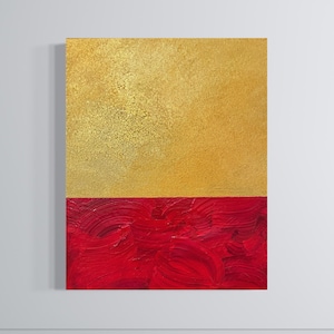 Op de afbeelding: Een rechthoekig schilderij op canvas met een horizontaal gespleten compositie. Het bovenste gedeelte toont een getextureerd, metallic goud oppervlak met een gebarsten afwerking, terwijl het onderste gedeelte dieprode verf in dikke streken bevat.