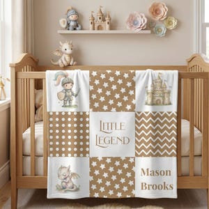 Puede incluir: Una manta para bebé con un diseño de patchwork que presenta un caballero, un castillo, un dragón, estrellas, lunares y patrones de chevrón en blanco y marrón. También se muestra el texto "LITTLE LEGEND" y un nombre.