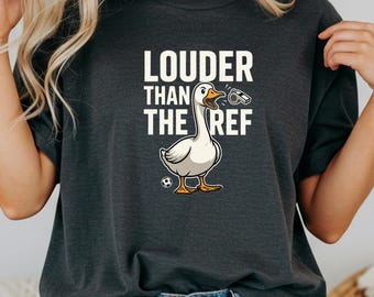 Lauter als das Ref Comfort Colors 1717 T-Shirt, Fußballfan-T-Shirt, Fußball-Gesang-T-Shirt, Spieltag-Shirt USA, Fußballkultur-T-Shirt, Weltmeisterschaft 2026