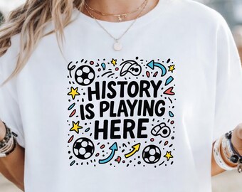 Die Geschichte spielt hier T-Shirt, Best Comfort Colors 1717 WM-T-Shirt, Fußball-Geschenk-T-Shirt, WM 2026, Spieltag, 250-jähriges Jubiläum