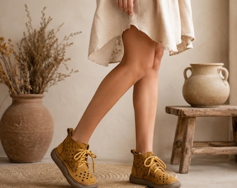 Botas de cuero caladas hechas a mano para mujer, botines planos de piel de vaca suave, zapatos con cordones y punta redonda, botines bohemios de verano, calzado minimalista vintage.