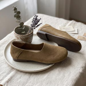 Mocassins femininos de couro macio, confortáveis, na cor cáqui/marrom, com bico redondo, minimalistas para o dia a dia, ideais para viagens e caminhadas, uma ótima opção para presente.