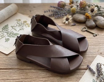 Sandalias de cuero marrón hechas a mano, sandalias planas de punta abierta para mujer, zapatos para caminar de suela blanda, calzado con estética cottagecore, calzado informal de verano sin cordones.