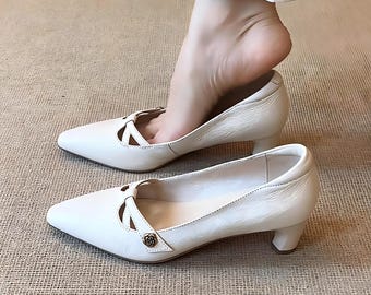 Zapatos de tacón bajo de cuero hechos a mano, zapatos de salón vintage con estampado de camelias, plantilla de piel de oveja, zapatos de oficina con punta afilada.