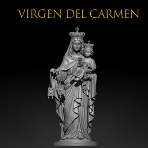 Puede incluir: Estatua en escala de grises de la Virgen María sosteniendo a un niño, ambos coronados. La estatua está cubierta con túnicas fluidas y sostiene objetos religiosos. El texto "VIRGEN DEL CARMEN" está en la parte superior.