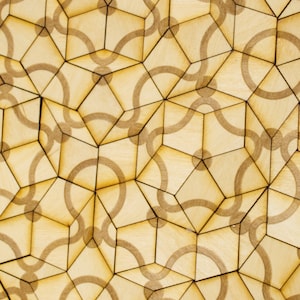 Penrose P3 Tiles mit Gravur, maqatik Puzzle, Fünfeck, Tile Puzzle, Physik Puzzle, 89 goldene Diamanten, 55 Pastillen, Musterblöcke, STEM