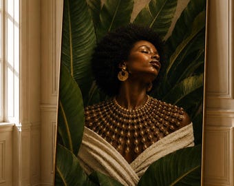 Puede incluir: Un retrato impreso y enmarcado de una persona de piel oscura con un peinado afro voluminoso, que lleva un collar dorado ancho de varias capas y pendientes dorados. La persona está envuelta en una tela blanca texturizada sobre un fondo de grandes hojas de plátano tropical de color verde oscuro.