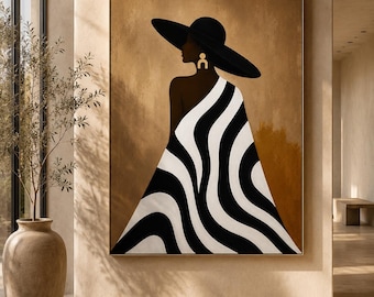 Puede incluir: Una pieza de arte mural rectangular que presenta la silueta estilizada de una figura con un sombrero negro de ala ancha y una prenda con un patrón de rayas onduladas en blanco y negro. La figura lleva un pendiente dorado sobre un fondo bronceado.