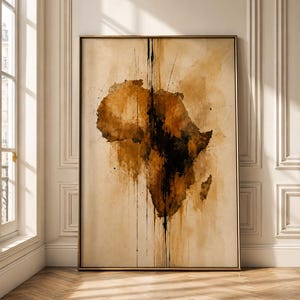 Peut inclure: Une œuvre d'art murale encadrée, rectangulaire et verticale, représentant une carte abstraite du continent africain dans un style aquarelle. L'image utilise des tons marron, beige et noir profond, avec des coulures et éclaboussures de peinture.