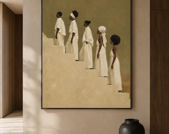 Könnte beinhalten: Ein gerahmter Wandkunstdruck, der fünf Personen in weißer Kleidung zeigt, die eine beige Treppe vor einem gedämpften olivgrünen Hintergrund hinaufsteigen. Die Figuren sind im Profil dargestellt und tragen jeweils unterschiedliche weiße Kleidung.