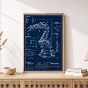 Peut inclure: Une affiche de plan encadrée présentant un dessin technique détaillé au trait d'un bras robotique industriel en blanc sur fond bleu foncé, avec diverses spécifications mécaniques, des étiquettes de dimensions et des tableaux de données.