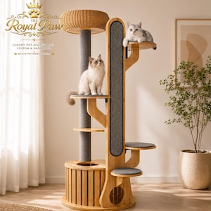 Puede incluir: Un árbol para gatos de varios niveles construido en madera de tono claro, con una cesta superior de mimbre trenzado, un poste rascador vertical alto cubierto de tela gris, múltiples plataformas y una base cilíndrica de listones.