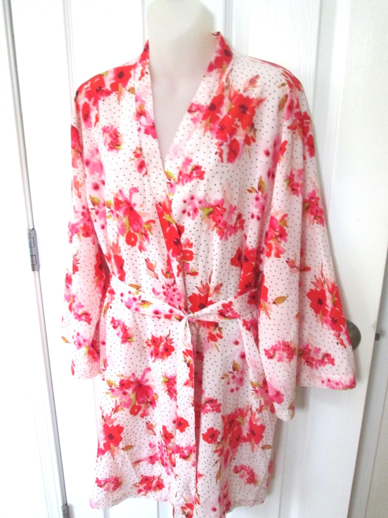 Slip into something lovely! This floral Oscar de la renta robe is pure happiness in bloom — soft, feminine, and made to make every moment feel special.