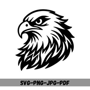 Könnte beinhalten: Schwarz-weiße Grafik eines Adlerkopfes im Profil. Das Auge des Adlers ist fokussiert und sein Schnabel ist leicht geöffnet. Das Bild ist ein Vektordesign, das für verschiedene Anwendungen geeignet ist. Der Text "SVG-PNG-JPG-PDF" steht unten.