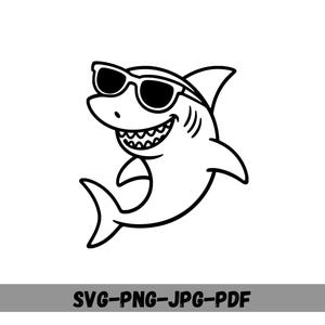 Può includere: Un cartone animato in bianco e nero di uno squalo con occhiali da sole, sorridente con denti visibili. Lo squalo ha pinne e una coda, su sfondo bianco. Il testo "SVG-PNG-JPG-PDF" è in basso.