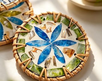 Salvamanteles de ratán con incrustaciones de concha, tejido a mano, antideslizante y protector térmico para tazas y cuencos. Ideal para la cocina y el hogar.