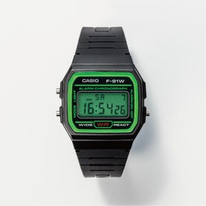 Puede incluir: Un reloj de pulsera digital negro con un borde rectangular verde alrededor de la pantalla. La esfera muestra el texto CASIO F-91W, ALARM CHRONOGRAPH y WIDE WR REACT. Tiene una correa de resina negra y dos botones a cada lado de la caja.