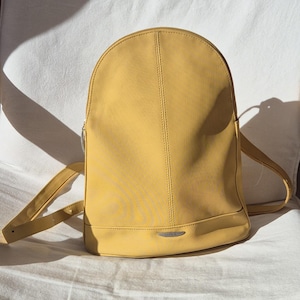 Zaino giallo, stile anni 2000