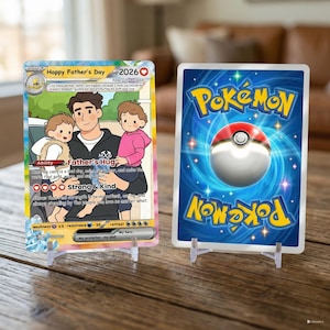 Peut inclure: Deux cartes personnalis&eacute;es de style Pok&eacute;mon sur des supports transparents. L'une repr&eacute;sente un p&egrave;re de dessin anim&eacute; avec deux enfants, le texte "Happy Father's Day" et "Father's Hug". L'autre a un design Pok&eacute;mon avec une Pok&eacute;ball rouge et blanche.