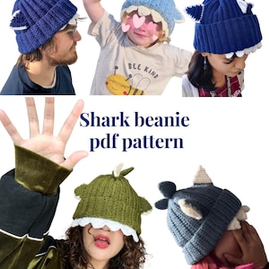 Puede incluir: Varios gorros con temática de tiburón en tonos azules y verdes. Los gorros presentan detalles de aletas de tiburón y detalles en blanco. El texto "Shark beanie pdf pattern" también es visible.