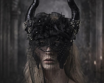 Máscara de mascarada negra con cuernos hecha a mano con velo, máscara gótica de bruja que cubre todo el rostro, ideal para fiestas de Halloween y cosplay, decoración elegante y oscura para fiestas temáticas.