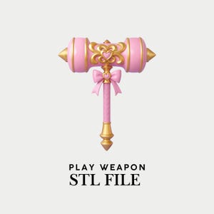 Op de afbeelding: Een roze en goudkleurig hamer-vormig speelgoedwapen met een centraal hartmotief, decoratieve gouden filigraan en een roze strik bovenaan het handvat. De tekst PLAY WEAPON STL FILE staat onder het object op een lichte achtergrond.