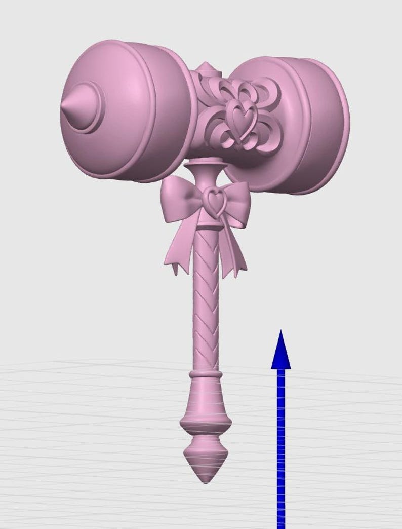 Op de afbeelding: Een lichtroze 3D-model van een hamer met een cilindrische kop met een punt aan &eacute;&eacute;n kant en een hartvormig embleem in het midden. Het handvat is versierd met een strik en een hartdetail en heeft een gedraaid textuurontwerp.