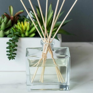 Reed Diffuser Oil Vanilla Chai Room Diffuser Oil Square Vase, Natural Dyed  Reeds 