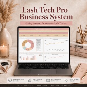 Puede incluir: Un portátil que muestra un panel de control empresarial con gráficos, titulado "Lash Tech Pro Business System." La imagen incluye una vela, un jarrón decorativo, bolígrafos y libros. El texto incluye "Streamline Your Business" y "Focus on What You Love."