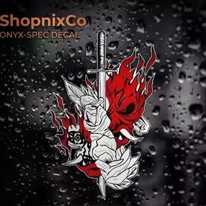 Puede incluir: Calcomanía negra con un diseño estilizado que presenta una espada, una máscara de demonio roja y blanca y elementos florales. El texto "ShopnixCo" y "ONYX-SPEC DECAL" está en marrón y blanco. El fondo tiene un efecto de gotas de agua.