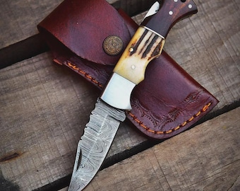 Navaja plegable de Damasco hecha a mano con funda de cuero, cuchillo de caza personalizado