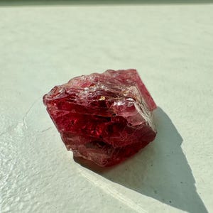 Cristal de espinélio rosa Luc Yen de origem direta | Mineral framboesa vibrante
