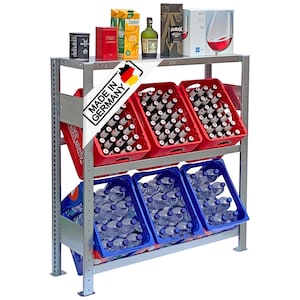 Könnte beinhalten: Ein Metallregal zeigt verschiedene Getränke und Produkte. Rote Kisten enthalten Flaschen, während blaue Kisten Wasserflaschen enthalten. Das oberste Regal zeigt Saft-, Tee- und Weinkartons mit einem Aufkleber "Made in Germany".