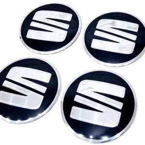 Pode incluir: Quatro tampas de centro de roda circulares com o logótipo prateado da SEAT sobre um fundo preto brilhante. Cada emblema tem um rebordo prateado metálico e um design de letra S estilizada para cubos de rodas de automóveis.