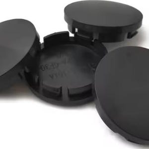 Könnte beinhalten: Rustikales Holzschild mit dem Text "Welcome to our home" in weißer Schrift. Das Schild hat eine Used-Optik und ein schlichtes, einladendes Design, perfekt für die Dekoration im Eingangsbereich.