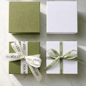 Luxury Jewellery Gift Box with Hand-tied Ribbon Bow, Velvet Padded Necklace Earrings Bracelet Ring Box, Green White Cardboard Gift Packaging