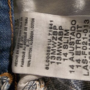 K&ouml;nnte beinhalten: Ein wei&szlig;es Etikett mit schwarzem Text, der lautet: "HECHO EN MEXICO CON TELA DE FABRIQUE AU MEXIQUE DE TISSU 100% COTTON/ALGODON/COTON BL0005510 71941 13MWZBP 13MWABP 14 SLIM 14 AJUSTADO 14 ETROIT LAS-F021-013 061071388290"
