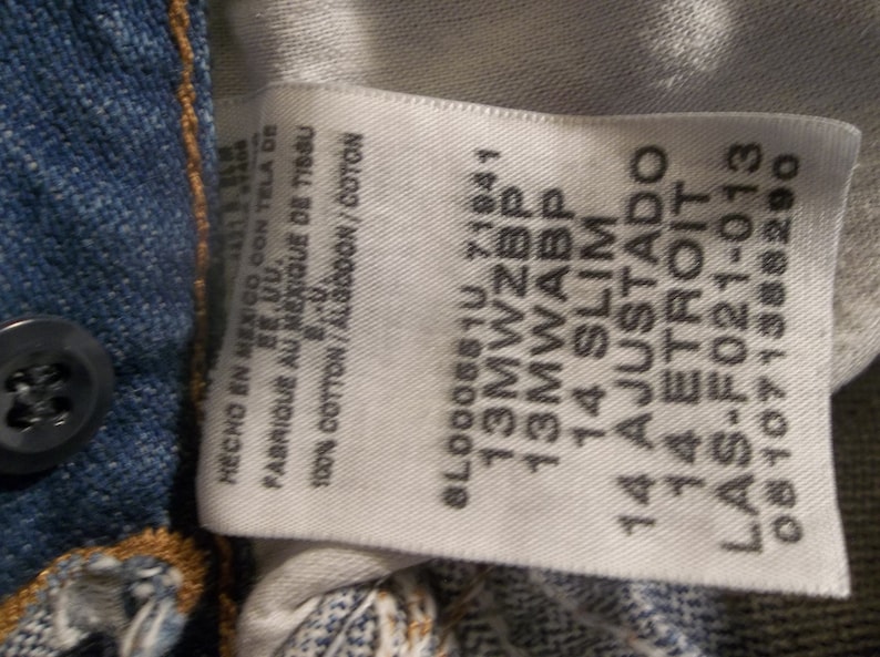 K&ouml;nnte beinhalten: Ein wei&szlig;es Etikett mit schwarzem Text, der lautet: "HECHO EN MEXICO CON TELA DE FABRIQUE AU MEXIQUE DE TISSU 100% COTTON/ALGODON/COTON BL0005510 71941 13MWZBP 13MWABP 14 SLIM 14 AJUSTADO 14 ETROIT LAS-F021-013 061071388290"
