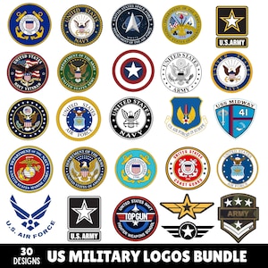 Può includere: Una collezione di 30 loghi militari statunitensi, tra cui emblemi dell'esercito, della marina, dell'aeronautica e della guardia costiera. I loghi sono circolari e rettangolari, con stelle, aquile e altri simboli militari.
