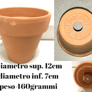 Può includere: Un vaso di fiori color terracotta con la parte superiore svasata e una base affusolata. Il vaso ha un diametro superiore di 12 cm e un diametro inferiore di 7 cm, e pesa 460 grammi. Il testo nell'immagine recita "Diametro sup. 12cm diametro inf. 7cm peso 460grammi."