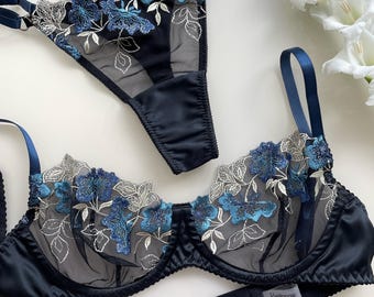 Conjunto de lencería negra bordada, sujetador de encaje floral azul, ropa interior de satén, elegancia artesanal.