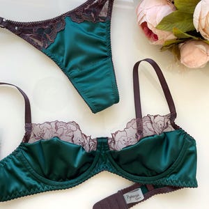 Smaragd Satin Dessous Set, Spitzen BH und String, Handgefertigter Minimal Luxus Set